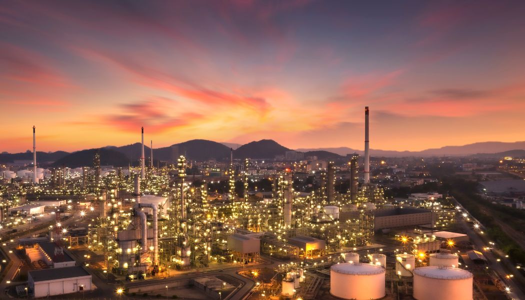 Refinería al atardecer