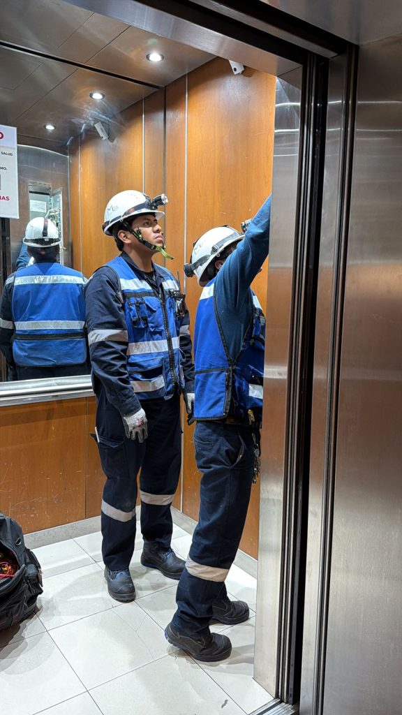 Personas dentro de un elevador 
